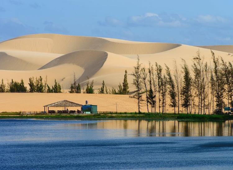 Du khách trải nghiệm jeep tour tại Bàu Trắng trong hành trình tour Phan Thiết 30/4